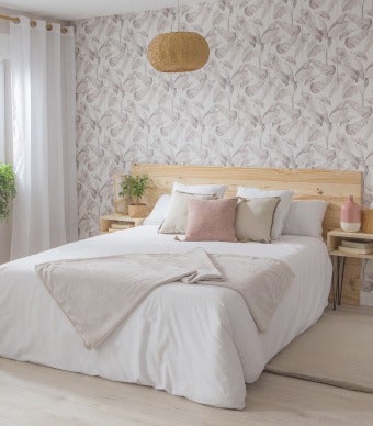 quarto decorado com papel de parede, candeeiro, almofadas e tapetes